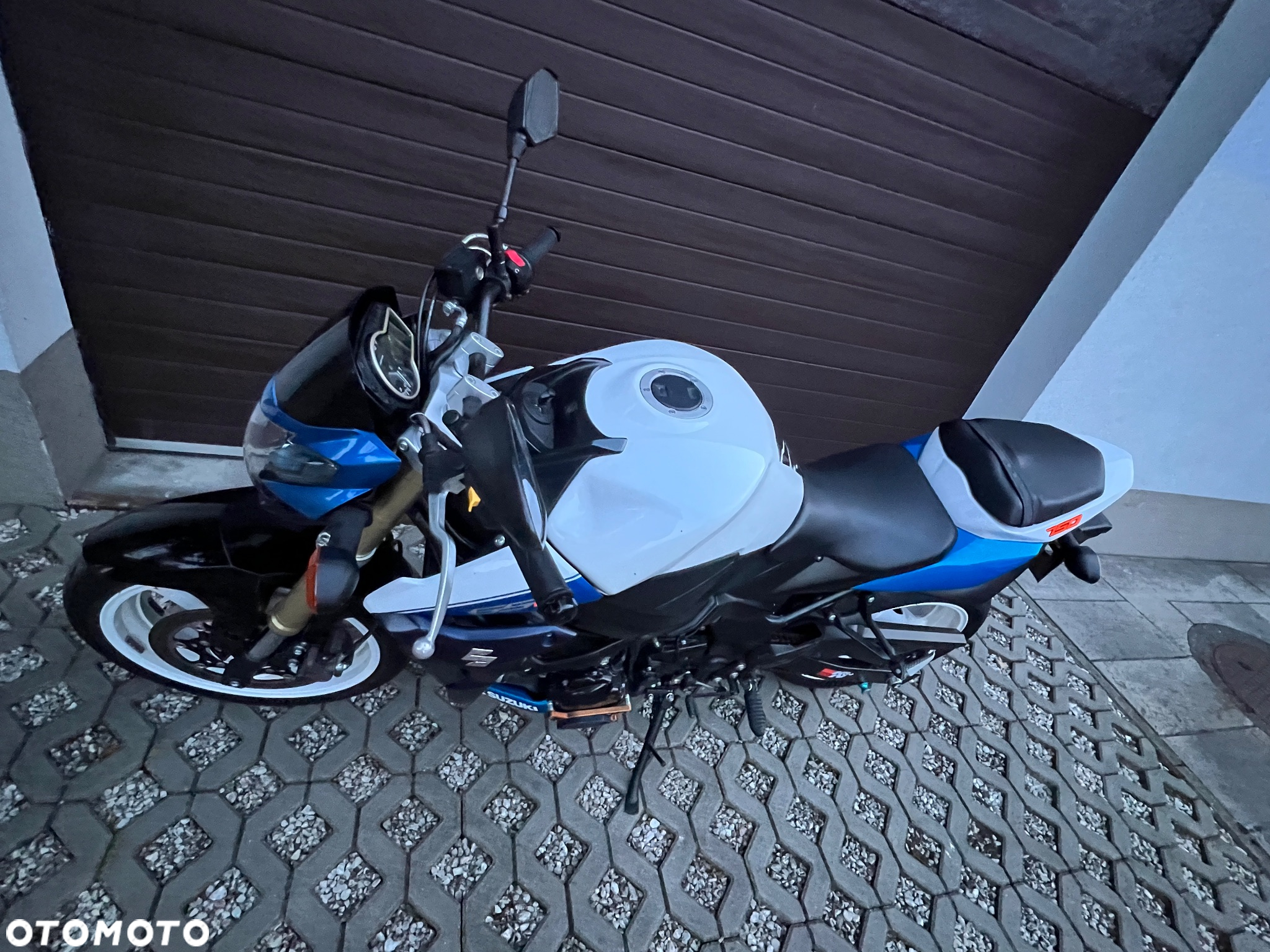 Suzuki GSR - 18