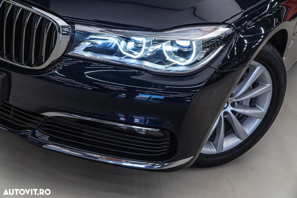 BMW Seria 7 740e iPerformance - 35