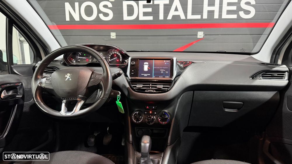 Peugeot 208 1.2 PureTech Signature - 17