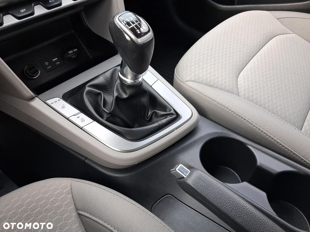 Hyundai Elantra 1.6 Comfort - 19