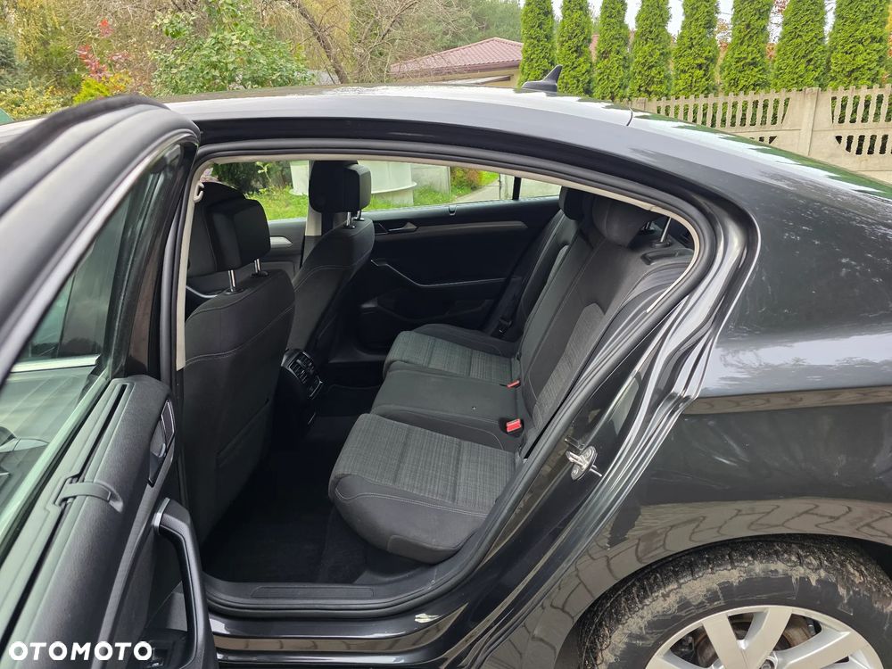 Volkswagen Passat - 14