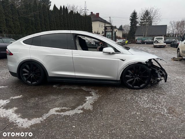 Tesla Model X - 6