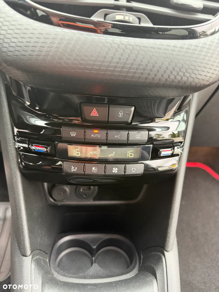 Peugeot 208 - 25
