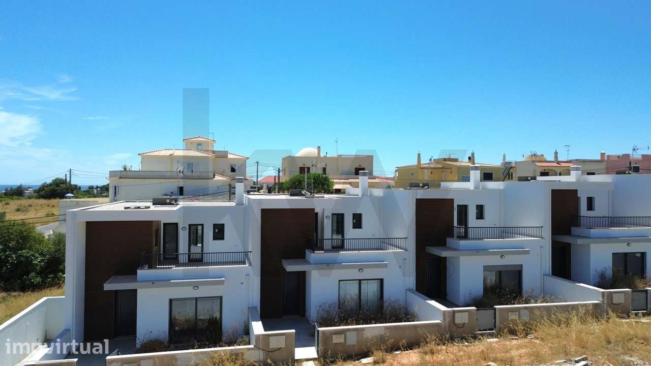 MORADIA T3, NOVA, CONTEMPORÂNEA, PERTO DA PRAIA, GARAGEM, ARMAÇÃO DE P - Grande imagem: 3/27