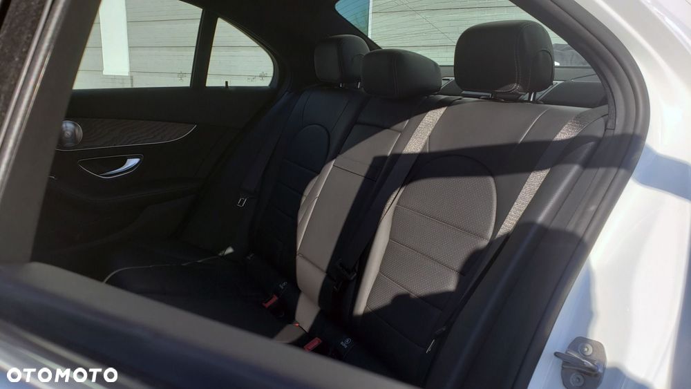 Mercedes-Benz Klasa C 300 9G-TRONIC AMG Line - 28