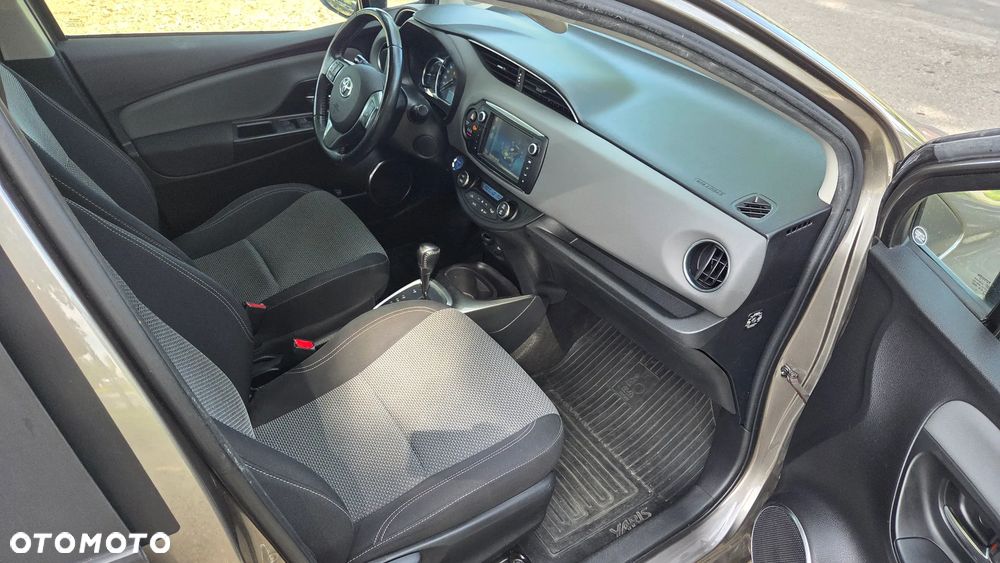 Toyota Yaris Hybrid 100 Dynamic - 24