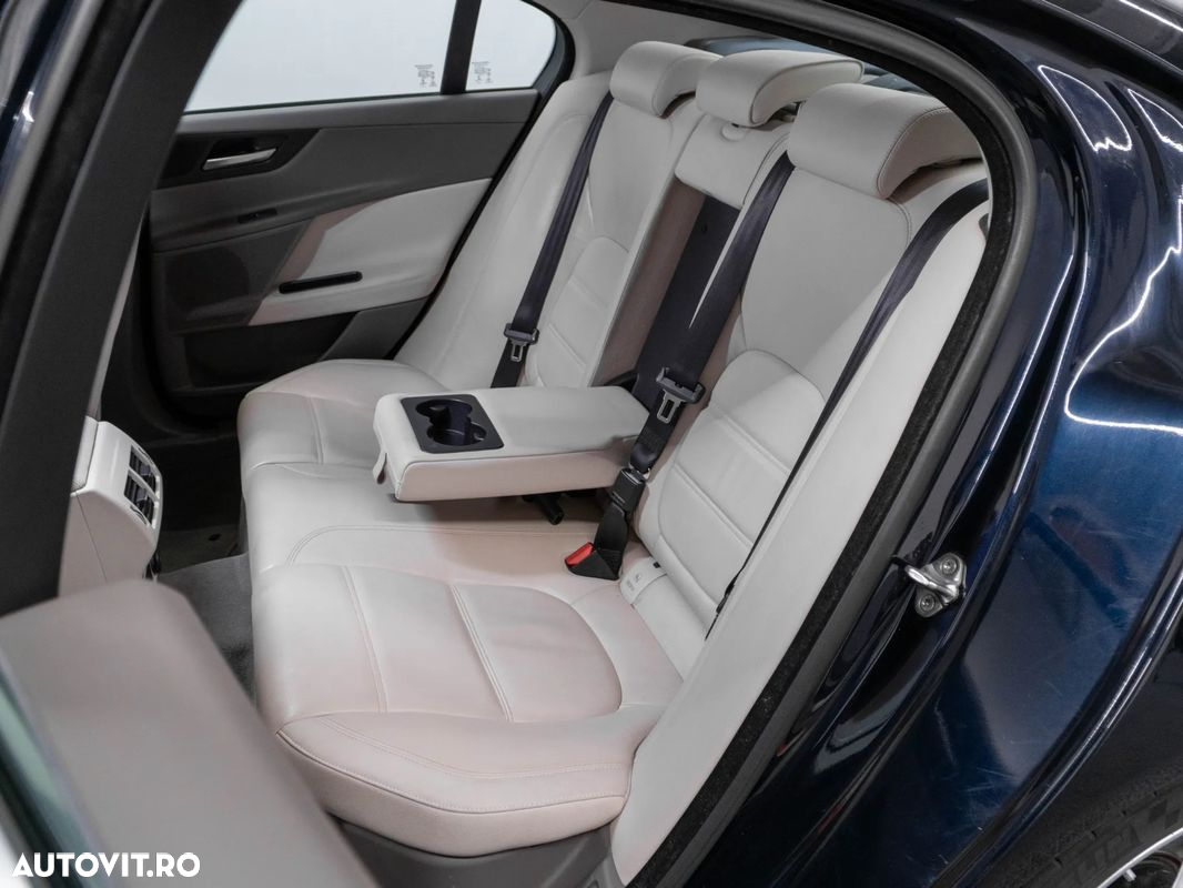 Jaguar XE - 27