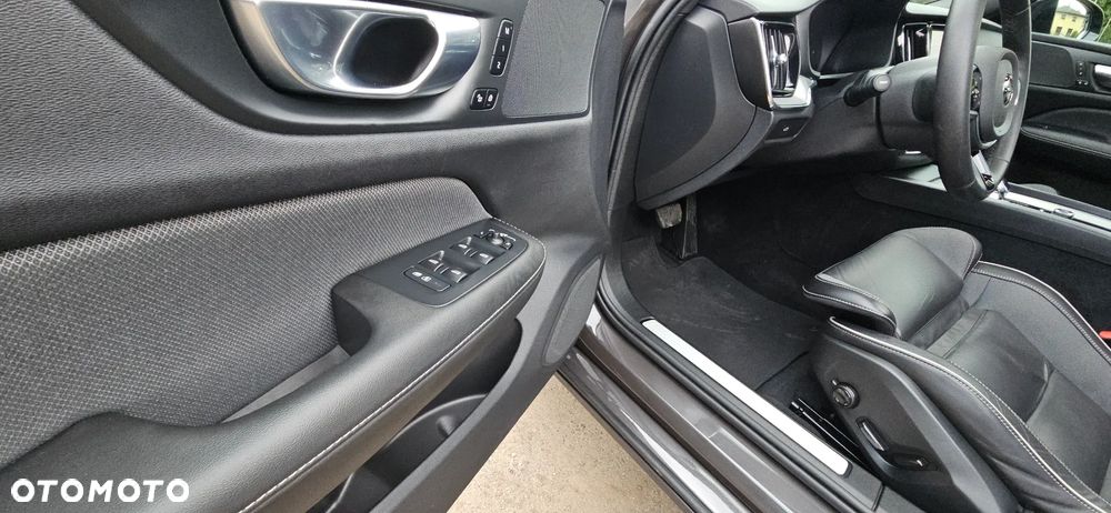 Volvo V60 B4 B DKG Plus Dark - 11