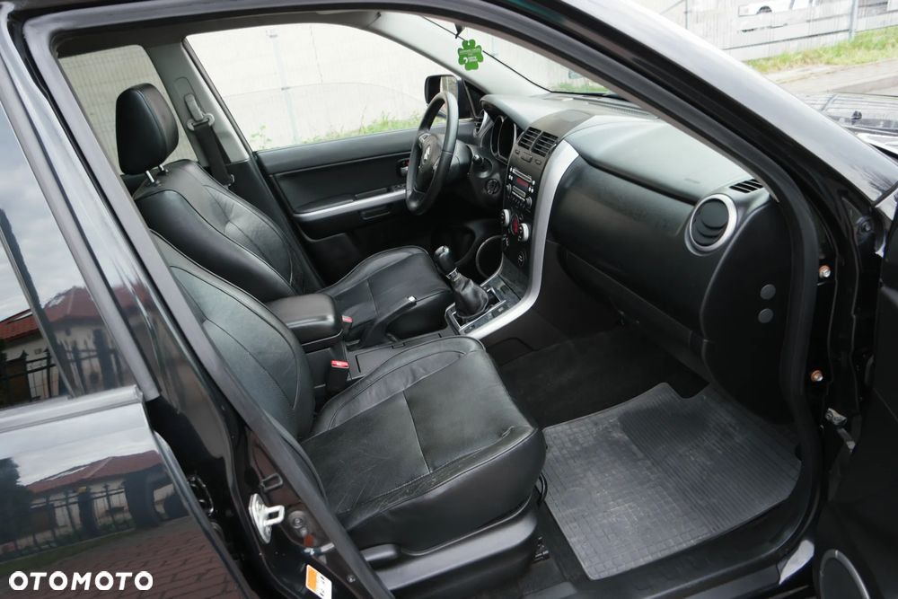 Suzuki Grand Vitara 2.4 De Luxe - 23