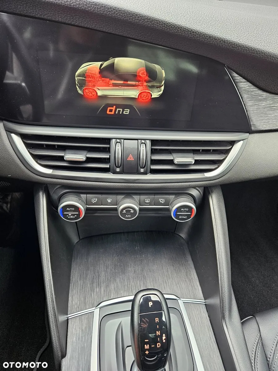 Alfa Romeo Giulia 2.0 Turbo - 11