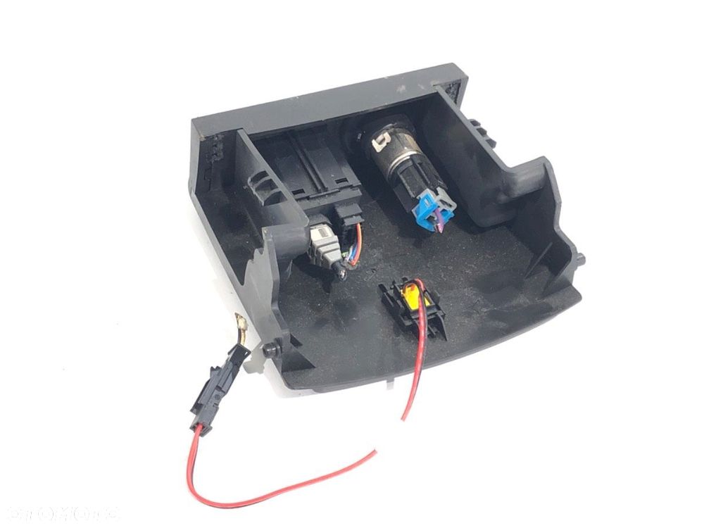 GNIAZDO USB  OPEL ZAFIRA TOURER C (P12) 2011 - 2022 1.6 CDTI (75) 100 kW [136 KM] olej napędowy - 2