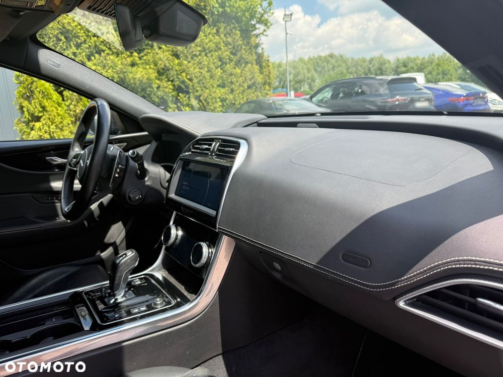 Jaguar XE 2.0 D200 mHEV R-Dynamic S - 18