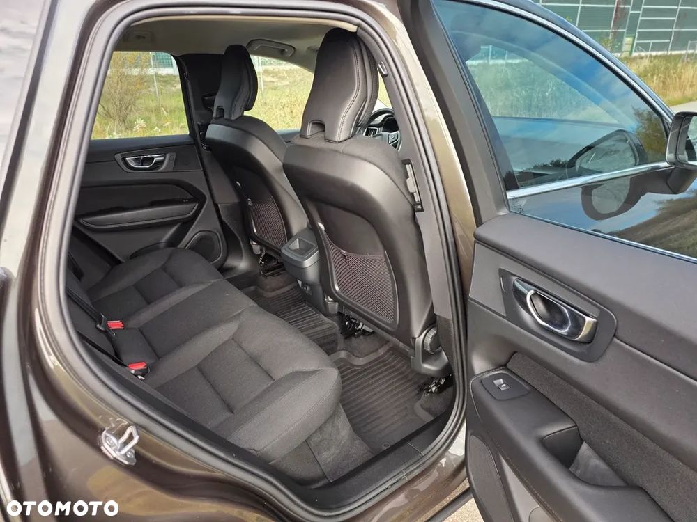 Volvo XC 60 B4 D AWD Momentum Pro - 8