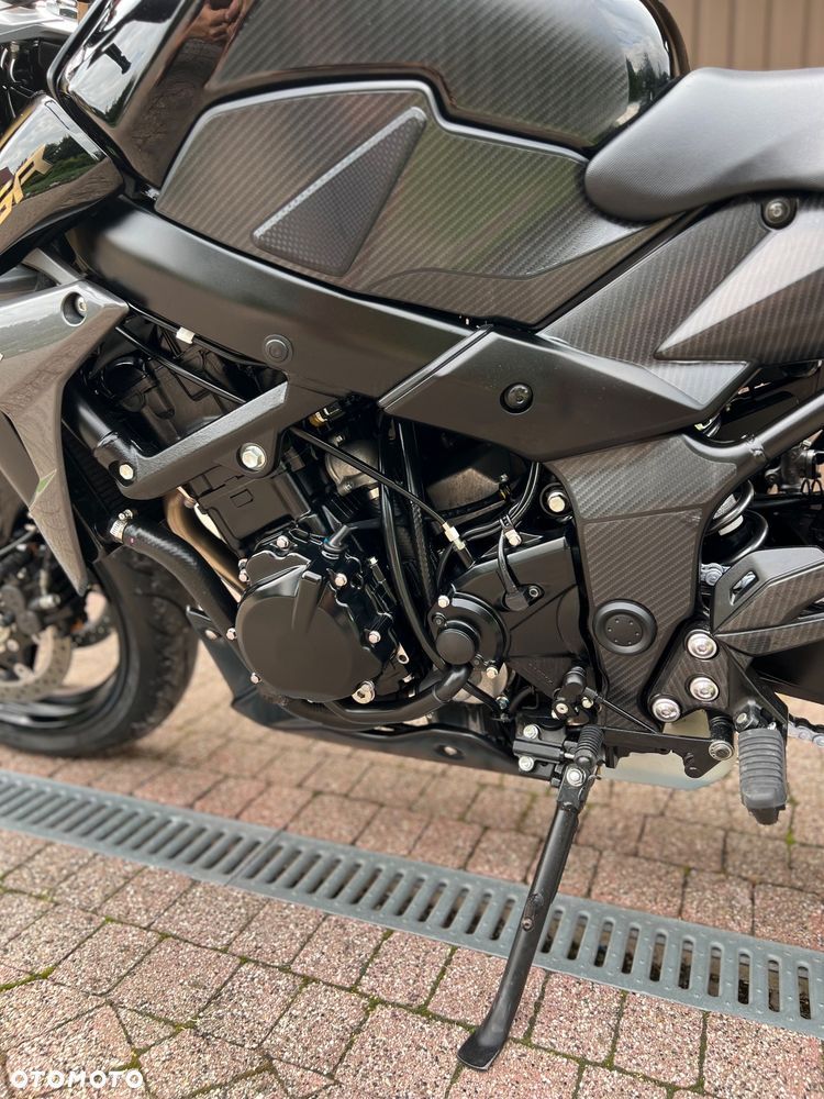Suzuki GSR - 26