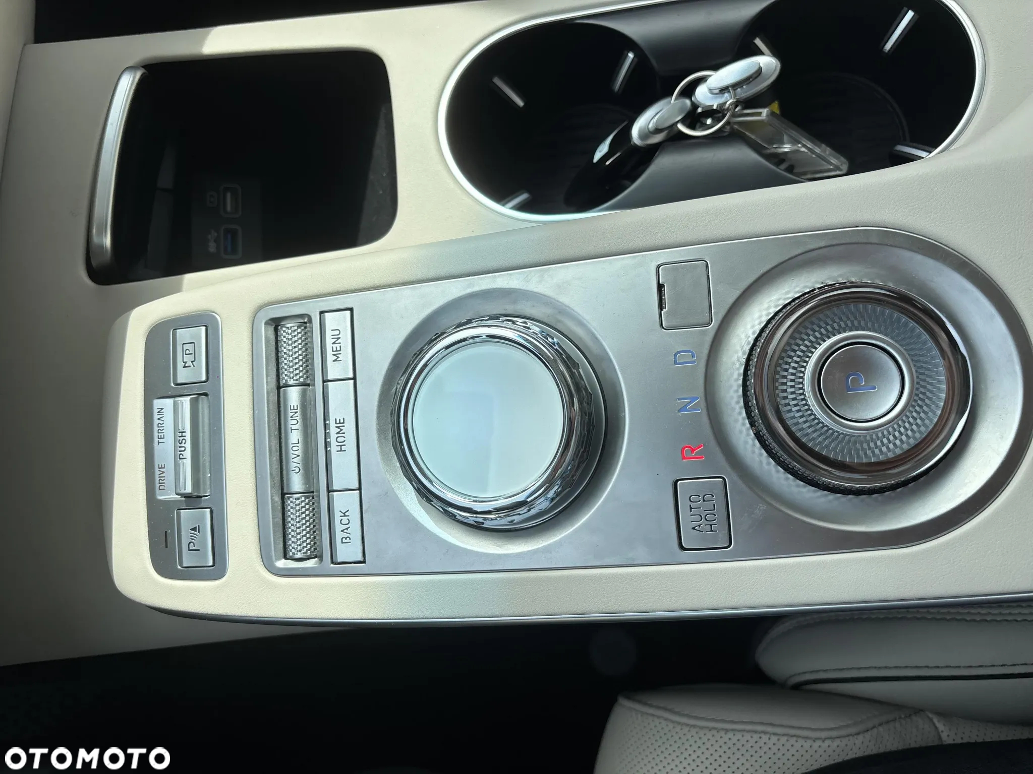 Genesis GV70 2.5T AWD AT8 Luxury Line - 24