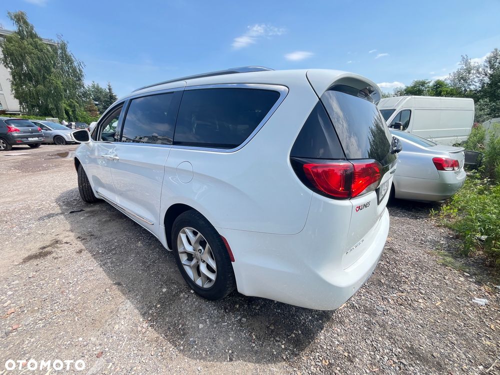 Chrysler Pacifica - 6