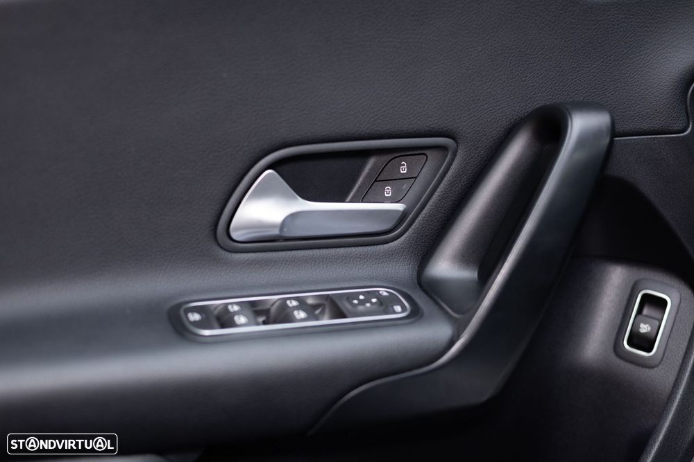 Mercedes-Benz A 180 Limousine d Progressive Aut. - 32