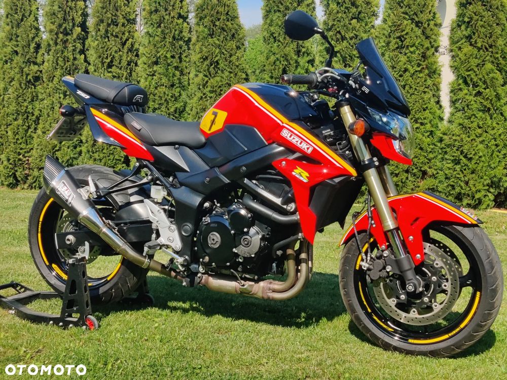 Suzuki GSR - 23