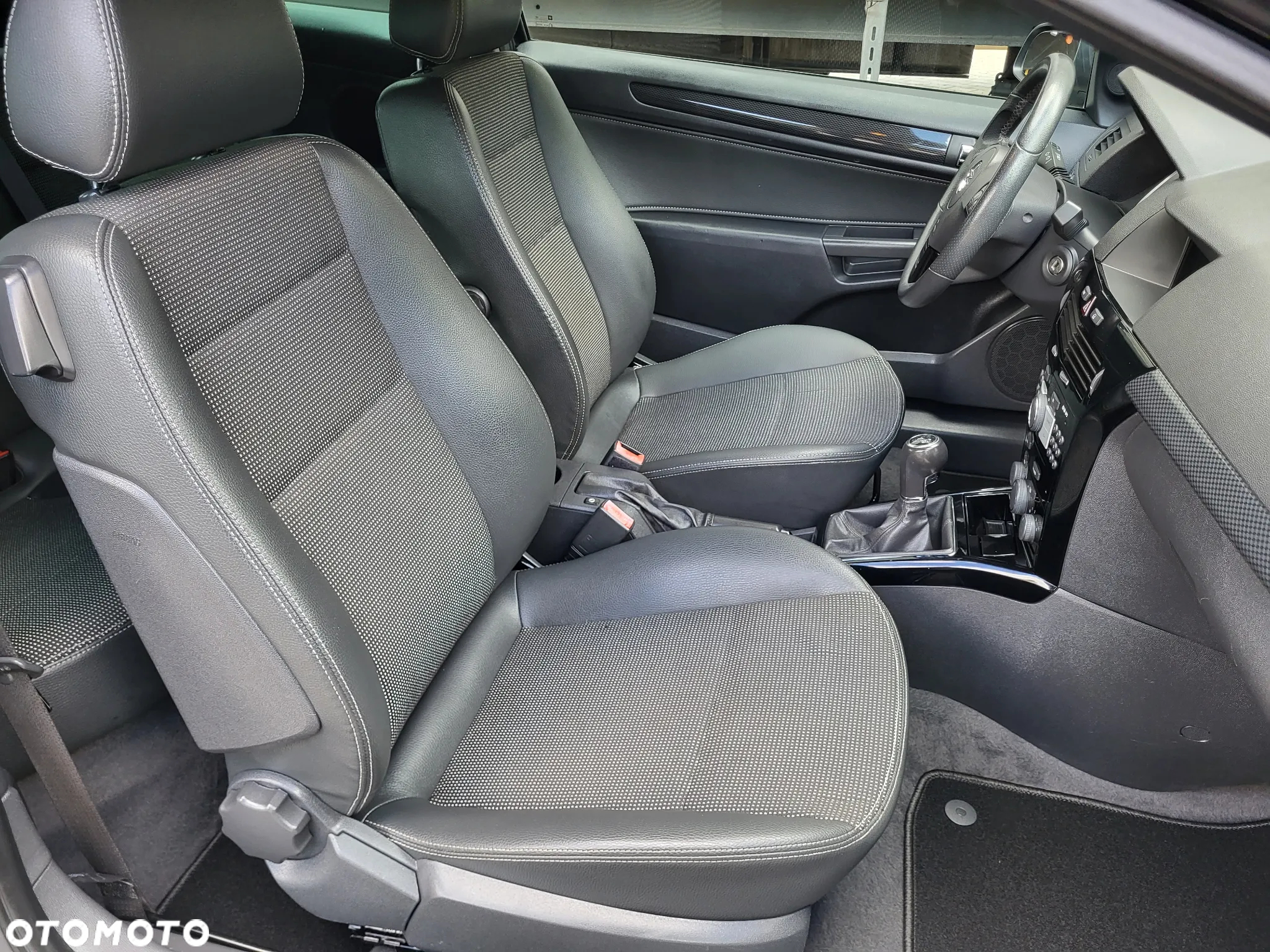 Opel Astra GTC 1.6 Cosmo - 31