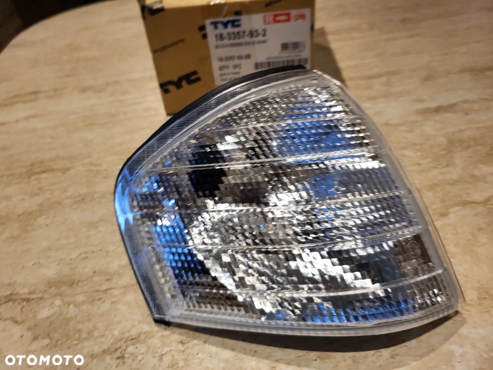 Lampa kierunkowskazu migacz  przód Prawy  (biały, PY21W MERCEDES C-KLASA W202 03.93-03.01 - 1