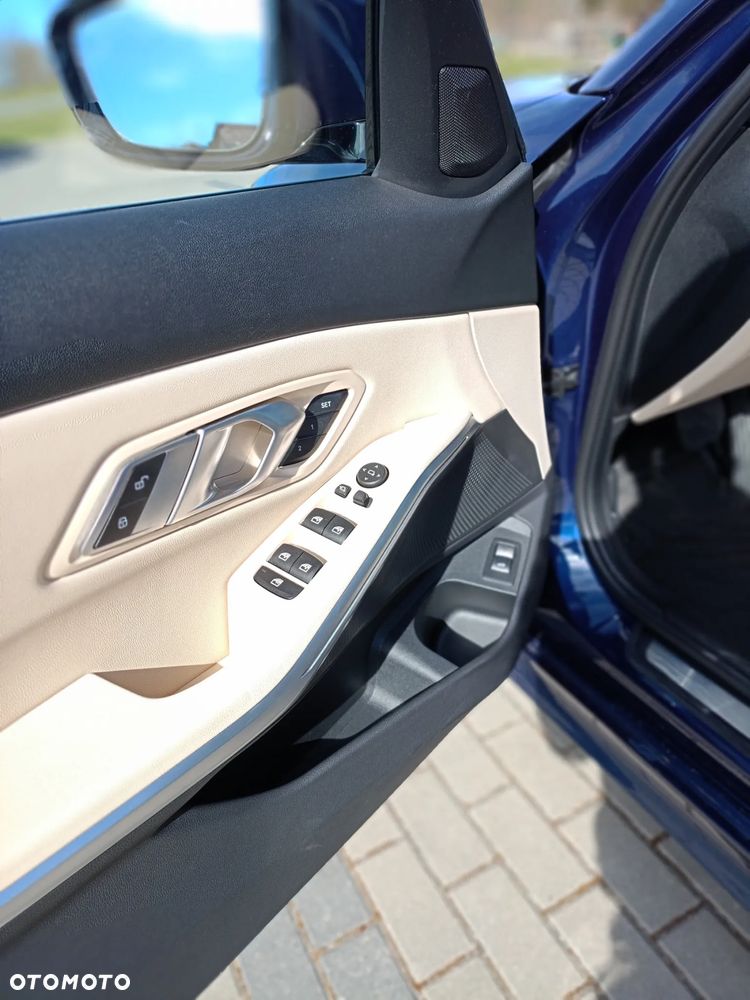 BMW Seria 3 330i xDrive - 10