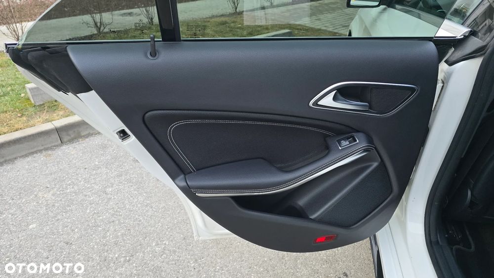 Mercedes-Benz CLA 250 4Matic 7G-DCT AMG Line - 32