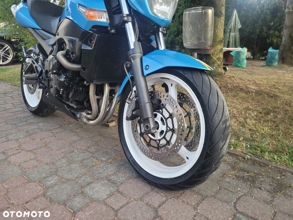 Suzuki GSR - 4