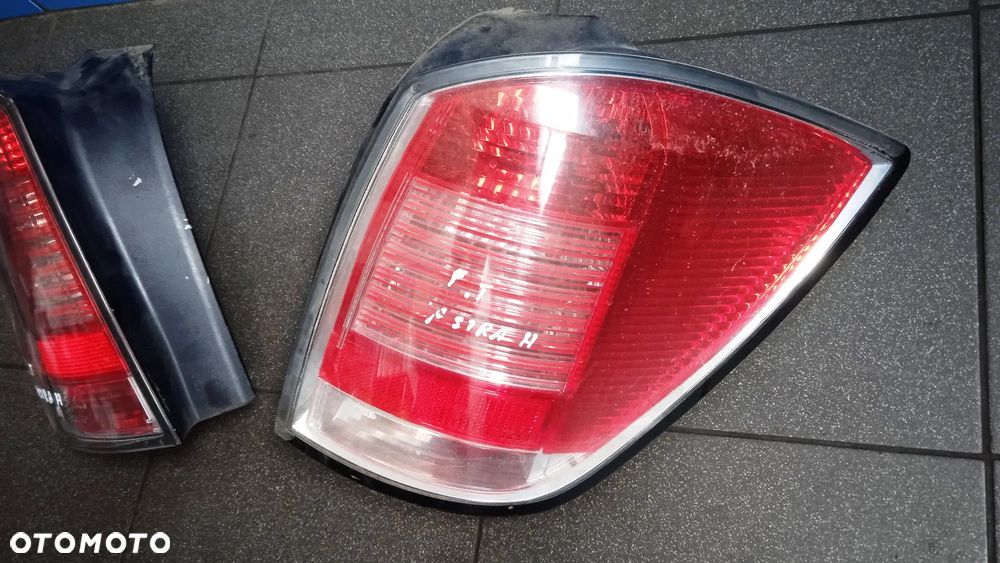 Lampa prawy tył Opel Astra H kombi - 1