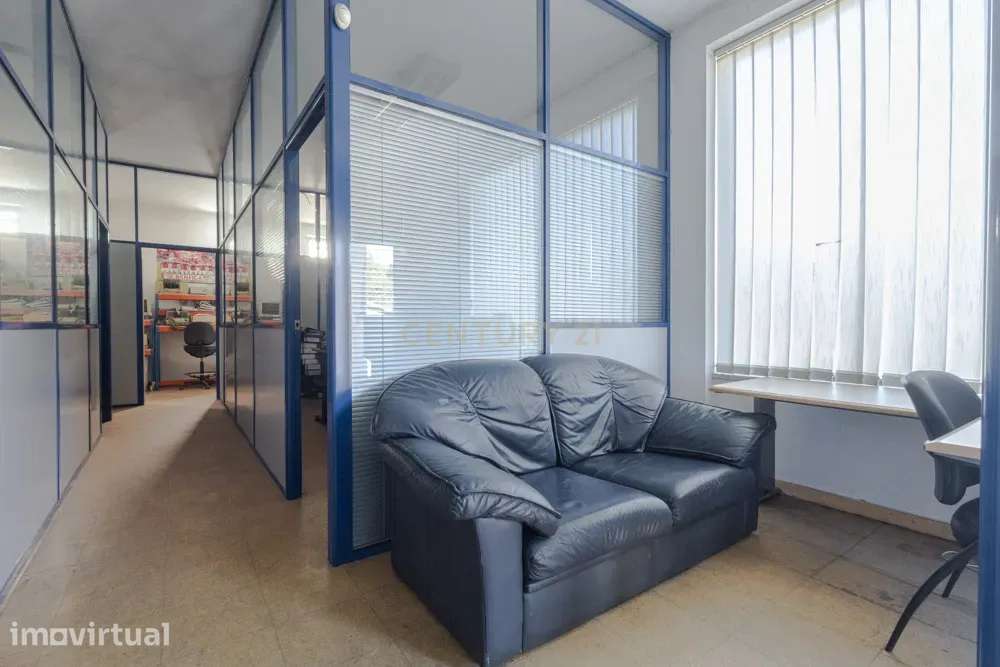 Loja com Garagem e Potencial de Conversão para Habitação | Milheirós, - Grande imagem: 2/21