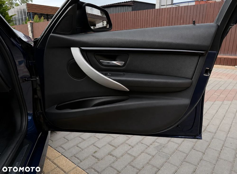 BMW Seria 3 330i M Sport - 15