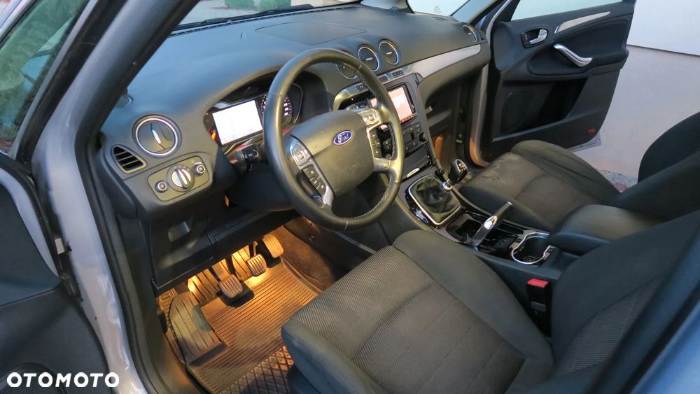 Ford S-Max - 11