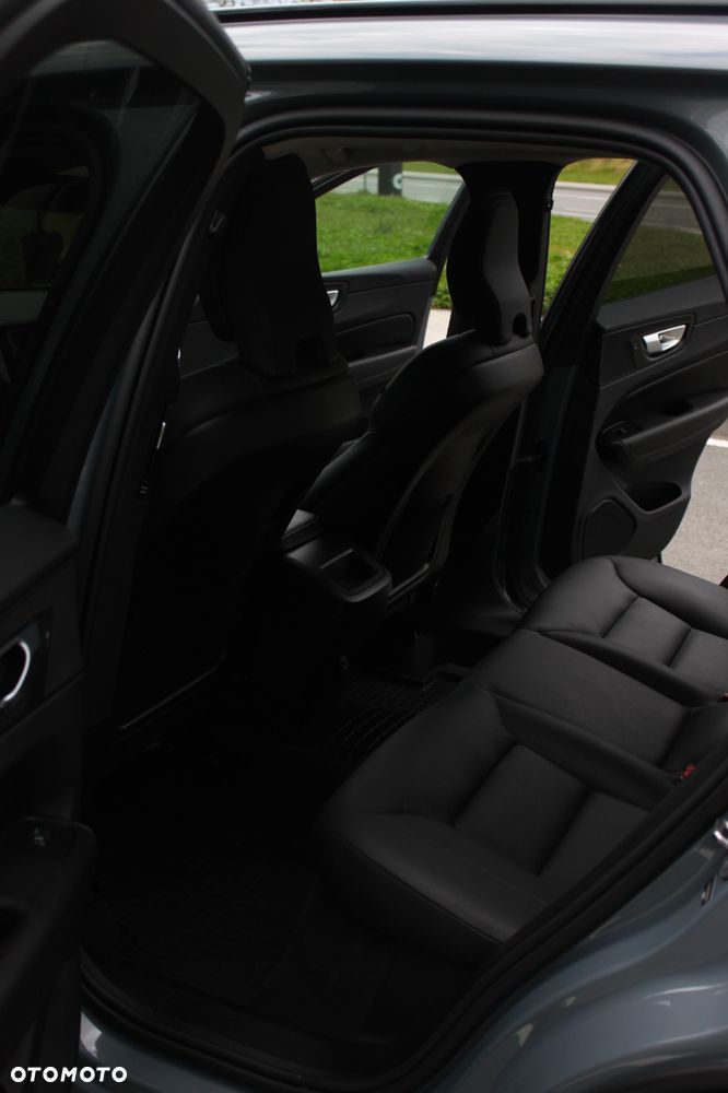Volvo XC 60 B5 B AWD Plus Black Edition - 26