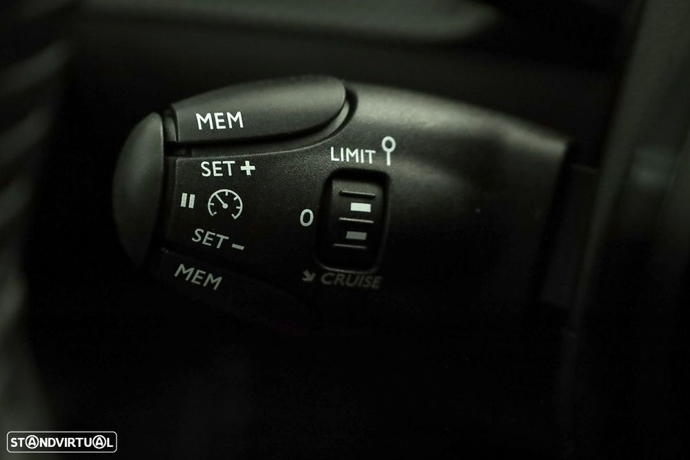 Peugeot 2008 1.2 PureTech Allure - 17