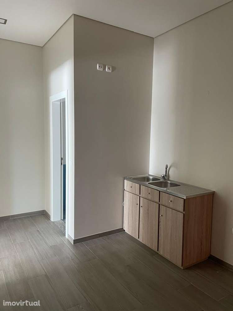 MAGNIFICA LOJA PRIVADA NO CENTRO DE OLIVEIRA DE AZEMEIS - Grande imagem: 4/8