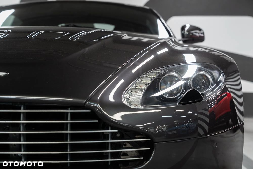 Aston Martin V12 Vantage - 11