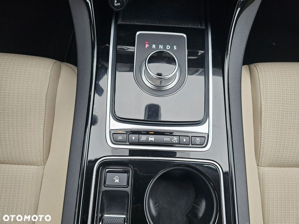 Jaguar XE 2.0 D AWD Portfolio - 18