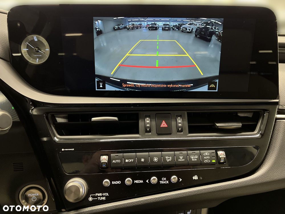 Lexus ES 300h Business Edition - 29