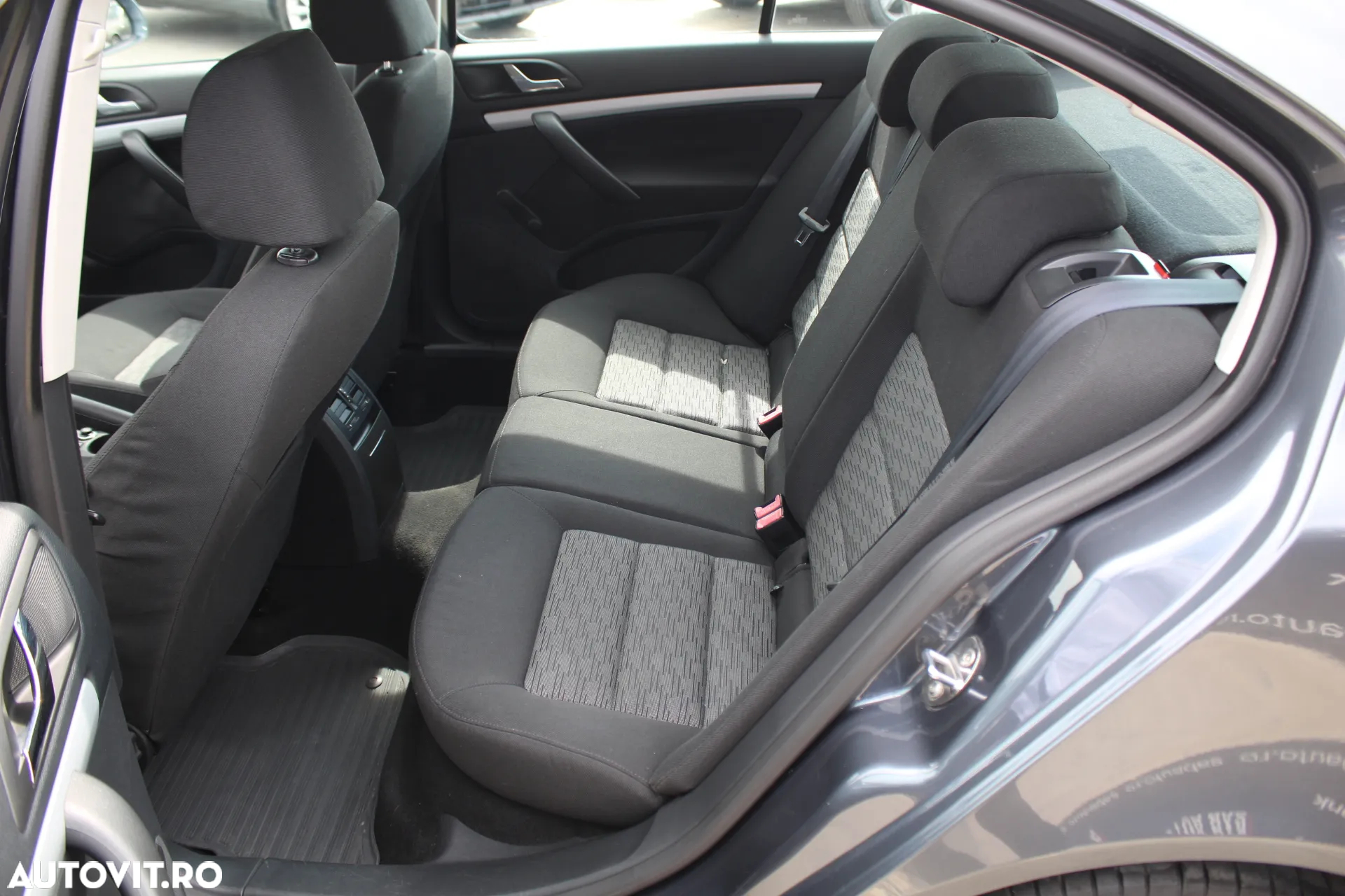 Skoda Octavia 1.6 Ambiente - 8