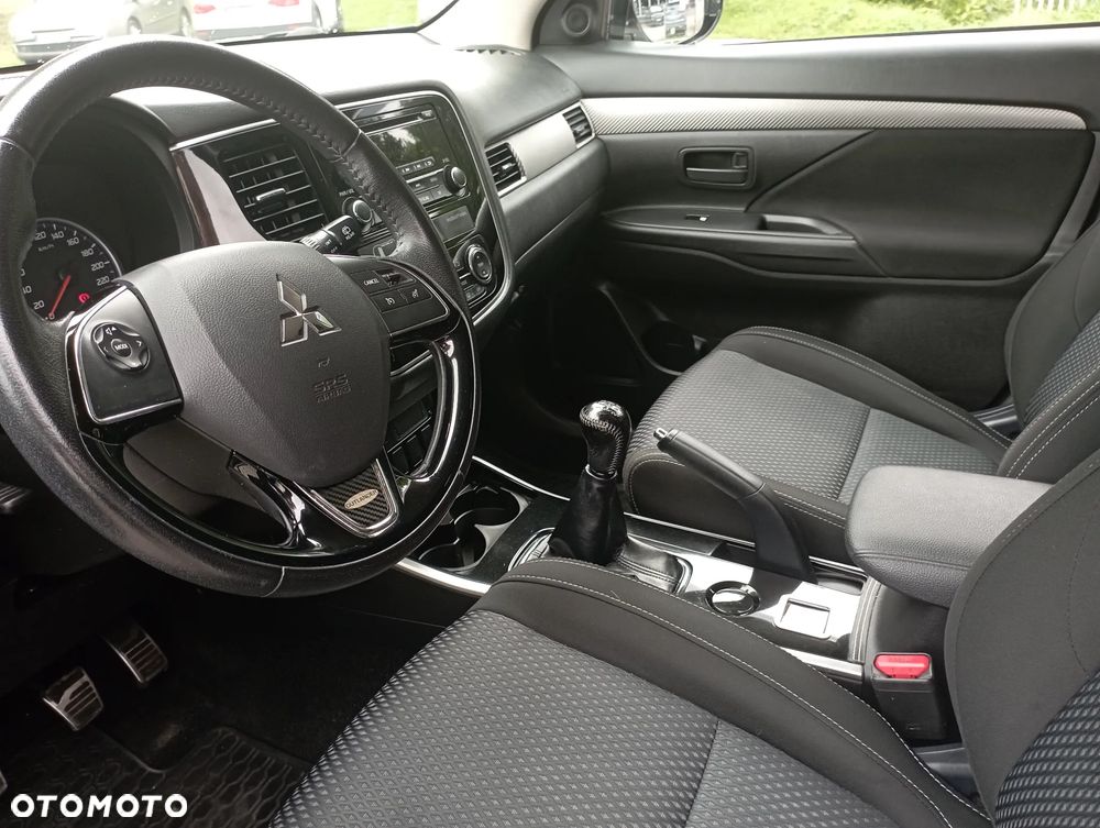 Mitsubishi Outlander 2.0 Invite + 2WD - 3