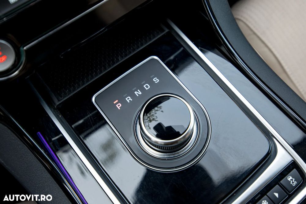Jaguar XE 2.0 Pure - 24