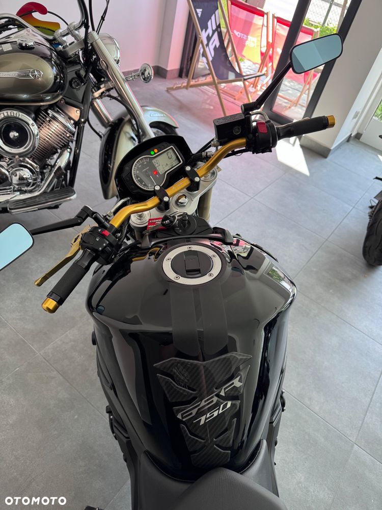 Suzuki GSR - 11