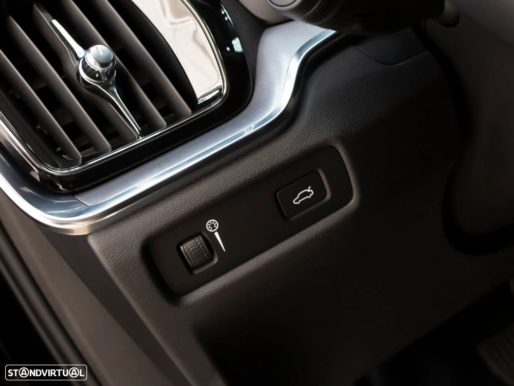 Volvo V60 2.0 B4 Momentum Plus Geartronic - 21