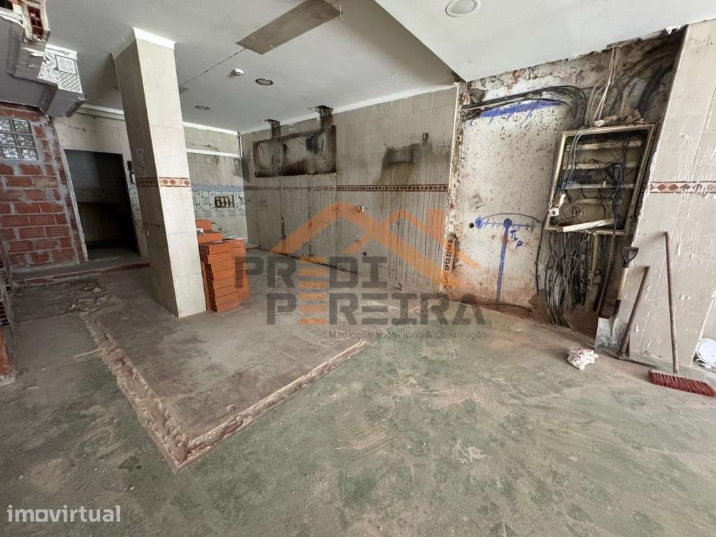 Situada em Odivelas/Ribeirada, Loja com 200 m2, garagem e arrumos, ... - Grande imagem: 4/23
