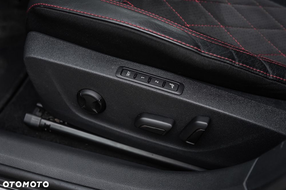 Skoda Octavia 2.0 TDI DSG RS Plus - 10