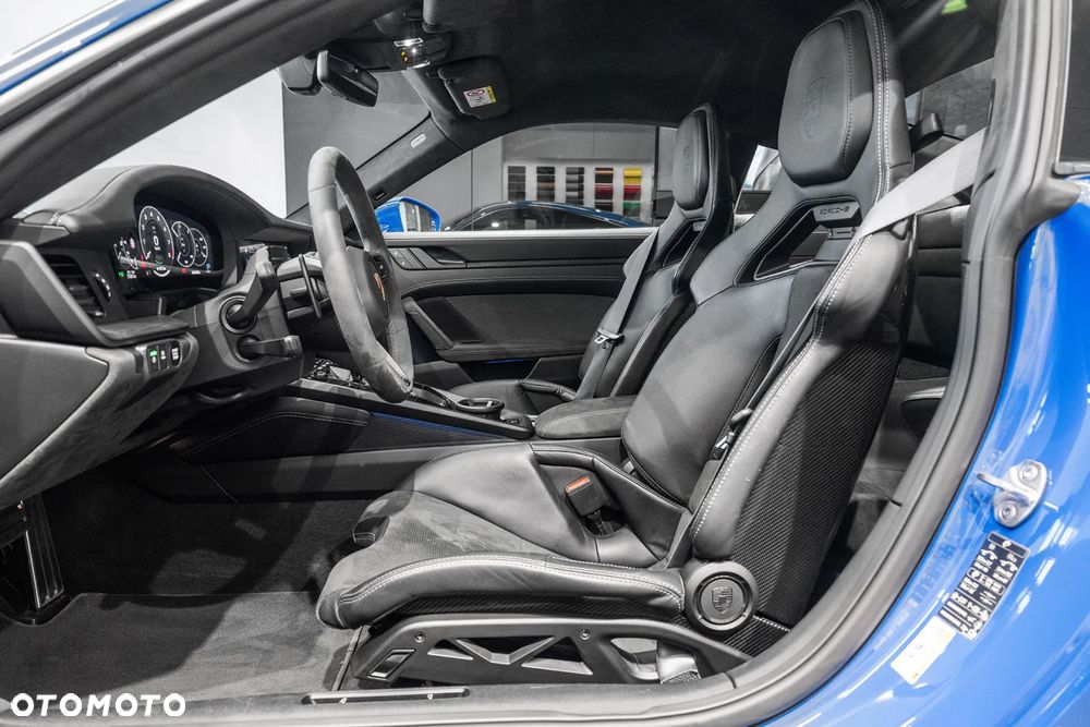 Porsche 911 Carrera 4 GTS - 9
