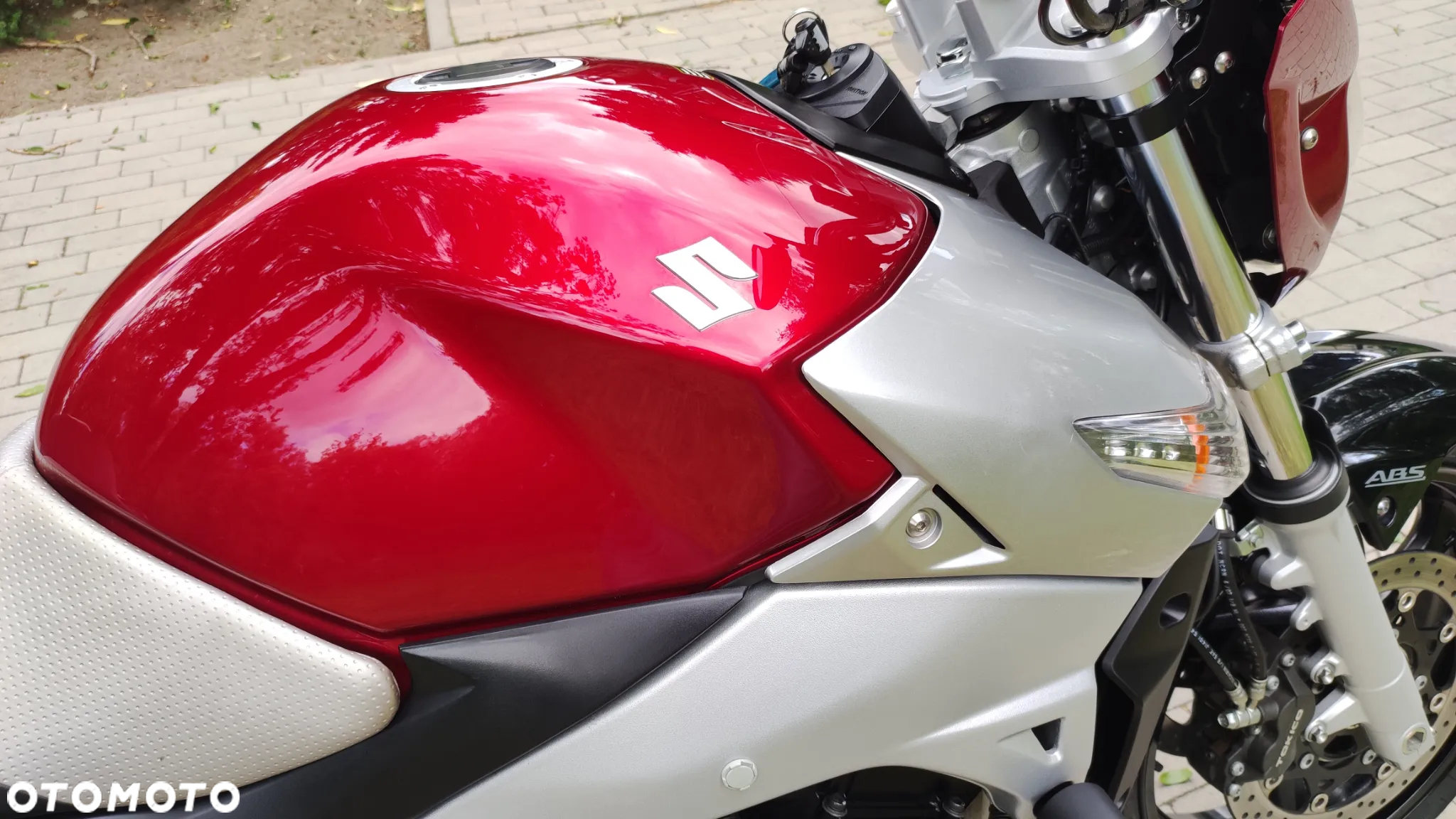 Suzuki GSR - 9