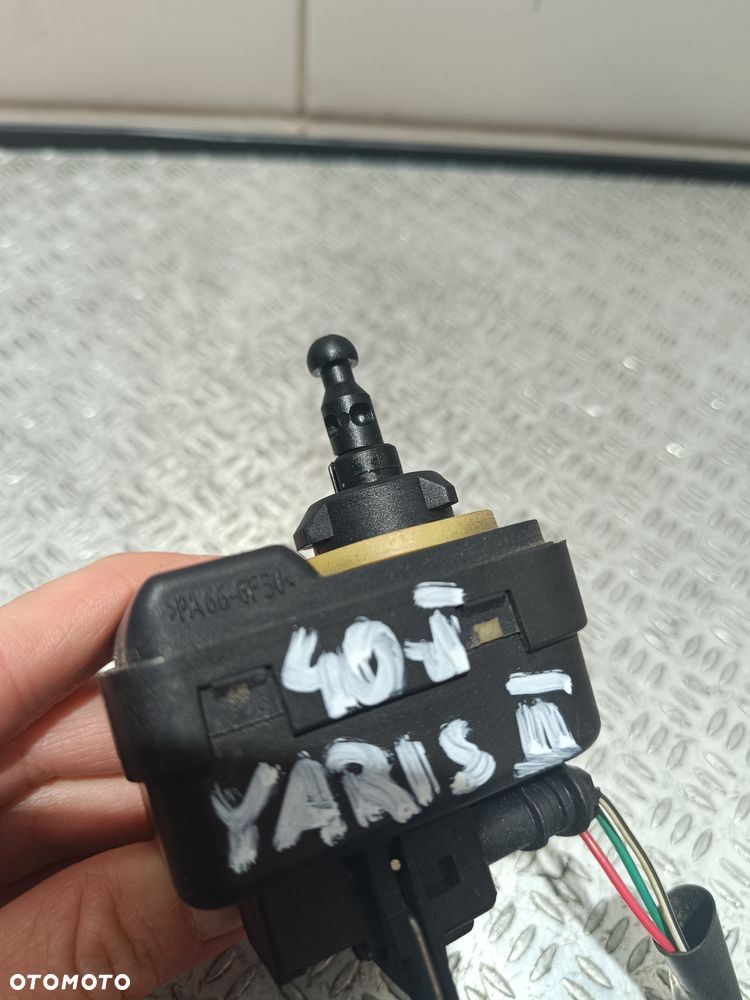 silniczek regulacja lampy przód prawy Toyota Yaris II 2011 - 2