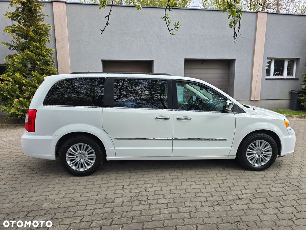 Chrysler Town & Country - 8