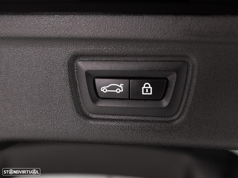 BMW 330 e Pack Desportivo M Auto - 13