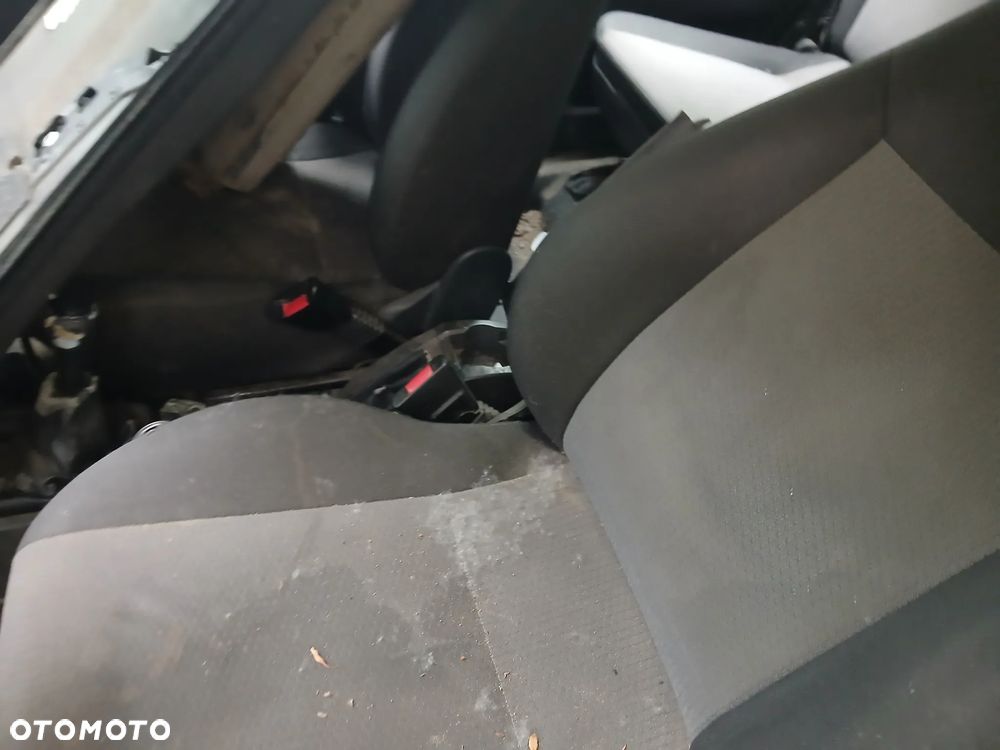 opel meriva A Z21B fotel fotele kanapa deska kokpit podsufitka boczek boczki klamka podłokietnik - 5
